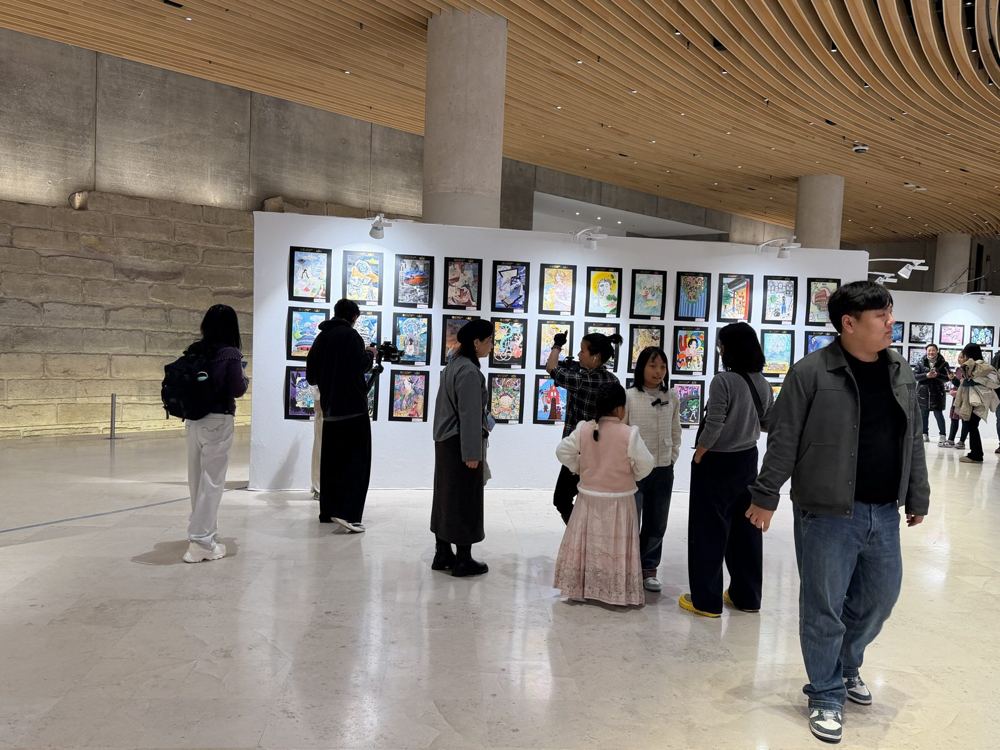 Families viewing student work